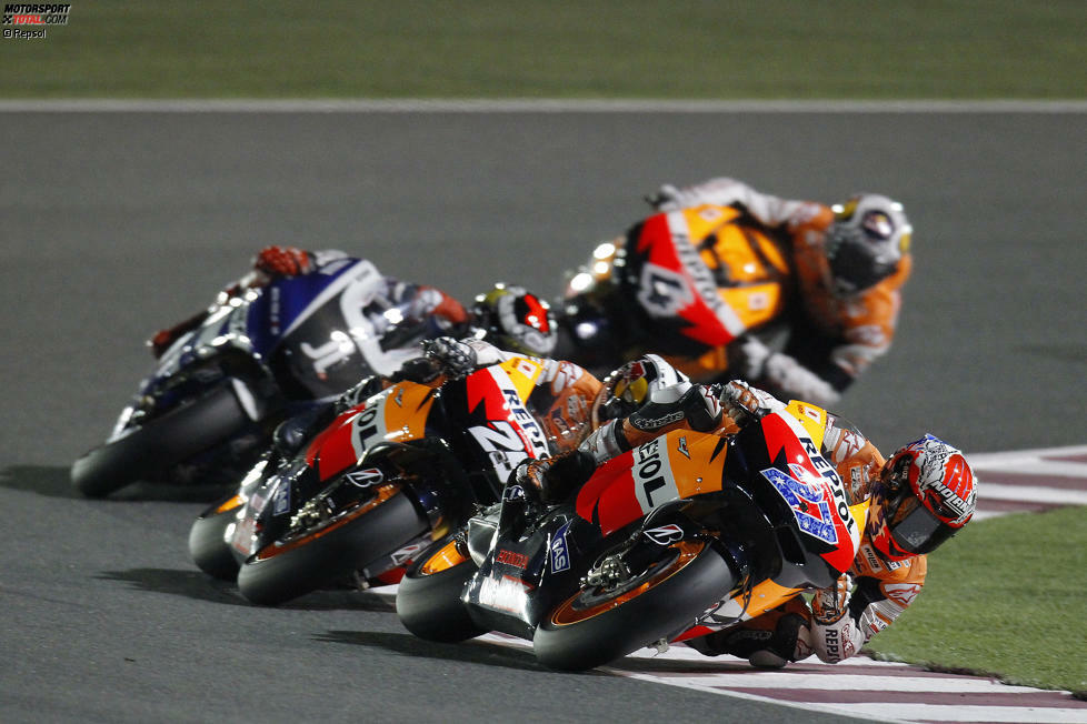 Das Verhältnis zu Ducati wird immer schlechter. 2011 erfüllt sich Stoner den Traum und wechselt zu Repsol-Honda. Sein Debüt ist perfekt: Sieg beim ersten Rennen in Katar.