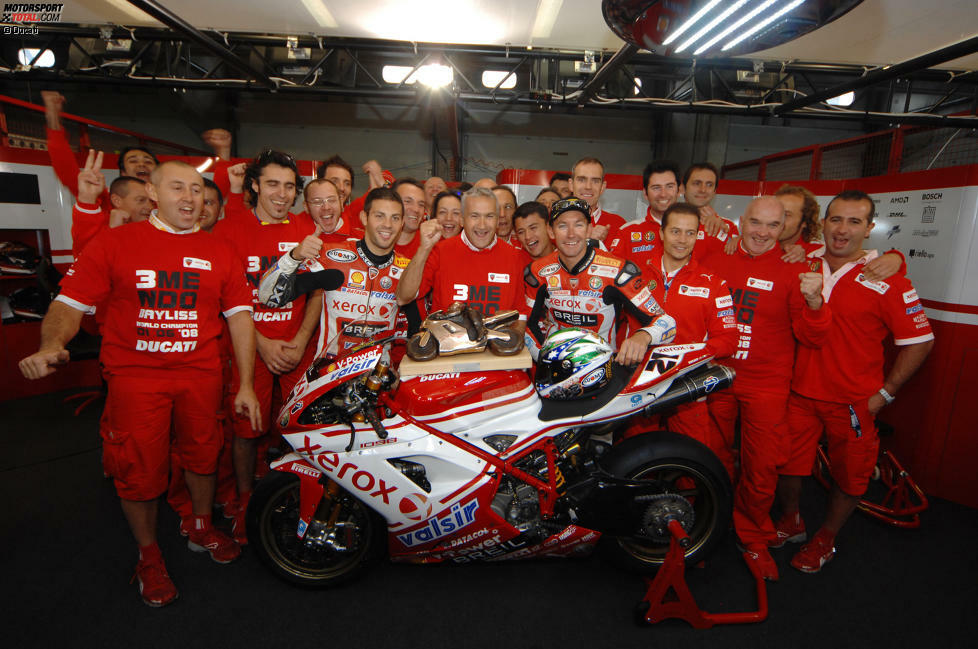 2008 wird die große Abschiedsgala. Bayliss feiert elf Siege und wird vorzeitig zum dritten Mal Superbike-Weltmeister. In Magny-Cours holt er seinen 50. Sieg und er gewinnt auch beide Rennen beim Saisonfinale in Portimao. Ein würdiger Abschied für einen großen Champion.