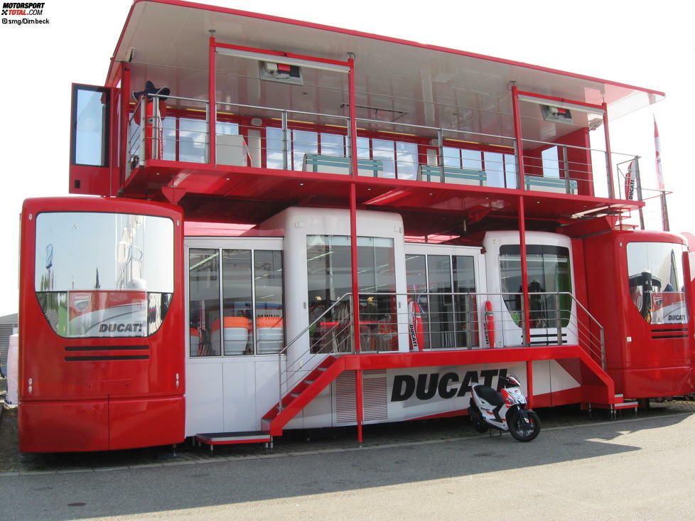 Seit Jahren ist die Ducati-Hospitality die höchste im Fahrerlager und somit schon von weitem zu sehen.