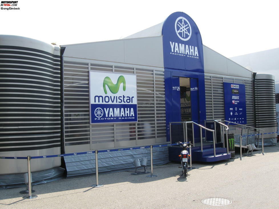 Die meisten Fans drängen sich in der Regel vor der Yamaha-Hospi, um ein Foto oder ein Autogramm von Valentino Rossi zu ergattern.