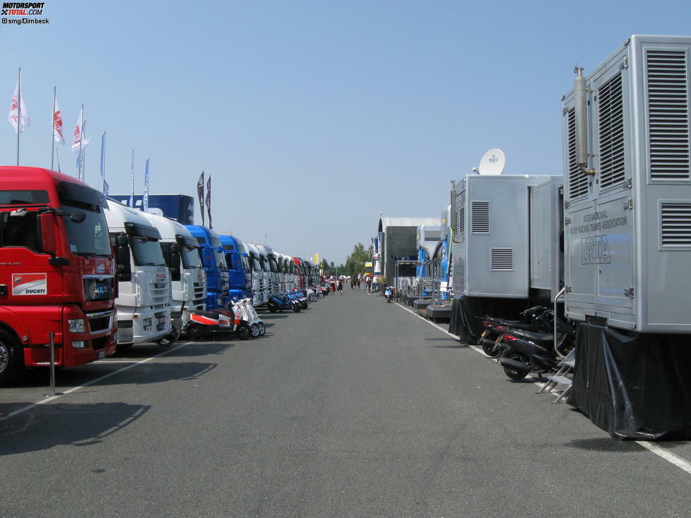 Das Fahrerlager der Motorrad-WM gleicht einer kleinen, temporären Stadt. Vor allem die Hospitalitys der MotoGP-Teams brauchen die Vergleiche mit den Formel-1-Tempeln nicht zu scheuen. Auf den folgenden Seiten werfen wir einen Blick auf die Prunkstücke im Fahrerlager.