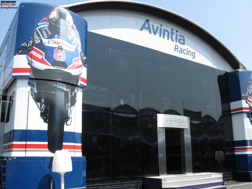 Die Hospitality von Avintia zählt zu den größten und auffälligsten im Fahrerlager.