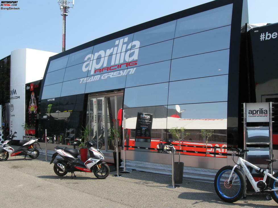Das Aprilia-Gresini-Team ist in diesem Jahr mit einer neuen Hospi vertreten. Die verchromte Front und die Farbgebung passen zum Design der RS-GP.