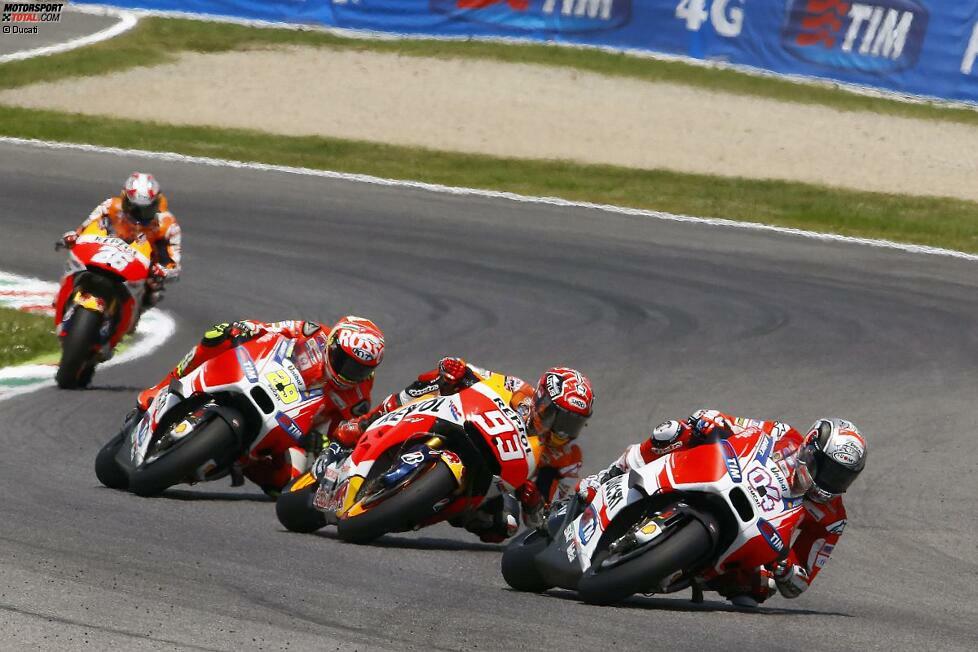 In der Folge entwickelt sich ein spannender Vierkampf zwischen den Werksfahrern von Ducati und Honda. Vor allem Marquez und Iannone schenken sich so wie in Le Mans nichts.