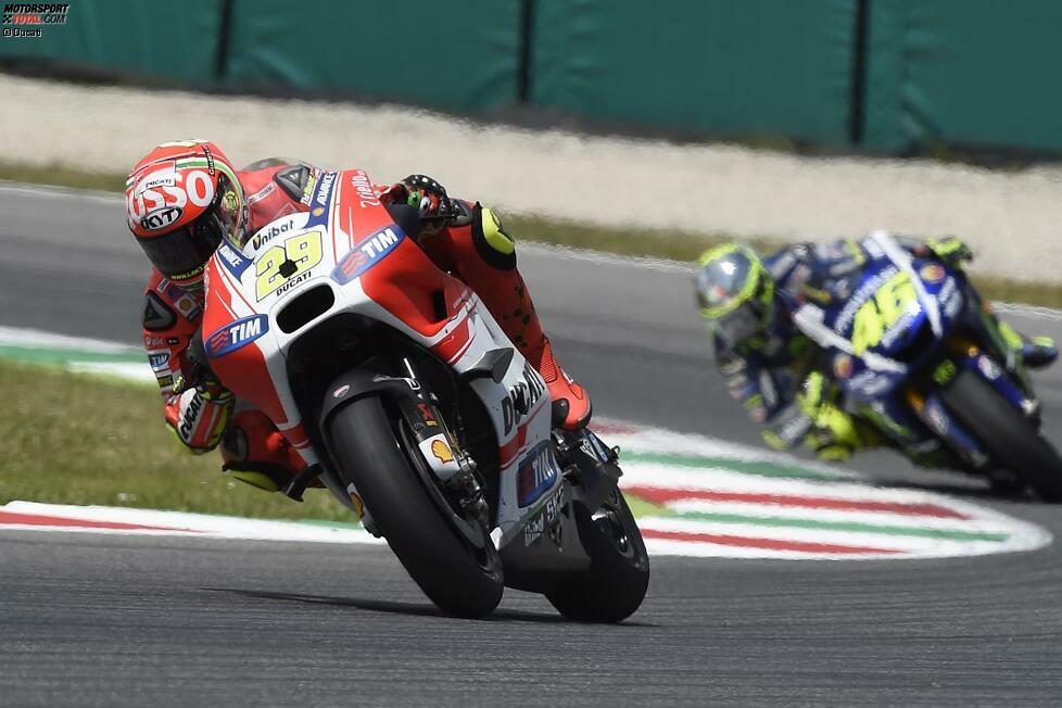 In den letzten Runden übt Rossi noch großen Druck auf Iannone aus, aber der Ducati-Fahrer hält seinen Landsmann knapp auf Distanz und sichert den zweiten Platz ab.