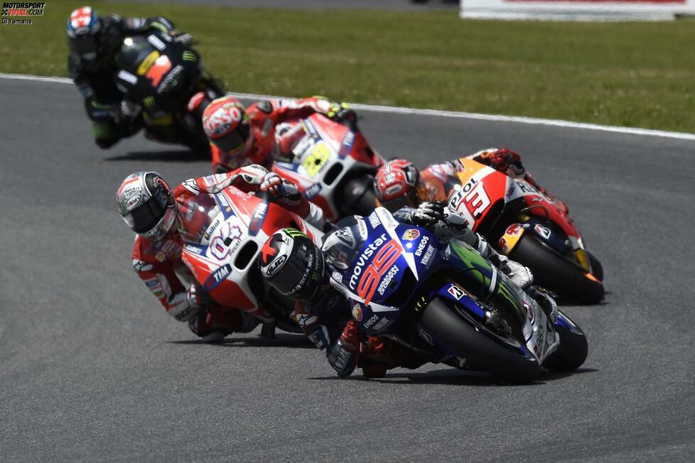 In der Anfangsphase führt Lorenzo knapp vor dem Ducati-Duo und Marquez.