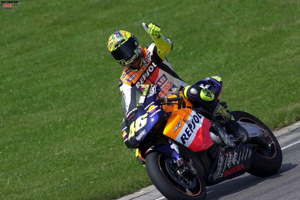 Valentino Rossi hat fünf seiner WM-Titel mit unterschiedlichen Hubraumgrößen gewonnen: 125ccm, 250ccm, 500ccm, 800ccm und 990ccm. Das gelang keinem Fahrer vor ihm. Aktuell wird mit 1000ccm gefahren. Er könnte die Statistik auf sechs schrauben.