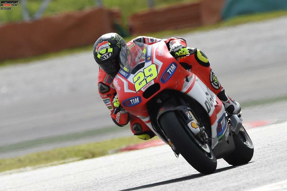 Ducati arbeitet noch mit dem alten Motorrad, erst beim zweiten Sepang-Test kommt die brandneue GP15. Stark: Andrea Iannone verpasst die Marquez-Zeit nur um eine halbe Sekunde!