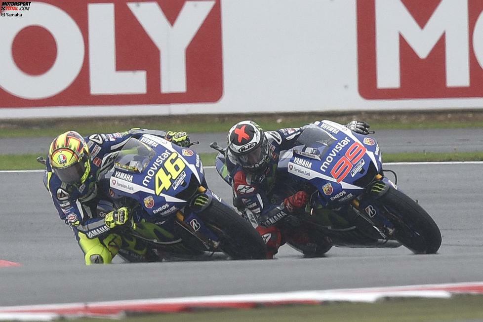 In der zweiten Runde schnappt sich Rossi die Führung von Lorenzo. Auch Marquez geht an der Yamaha mit der Startnummer 99 vorbei. Das Duell ist eröffnet.