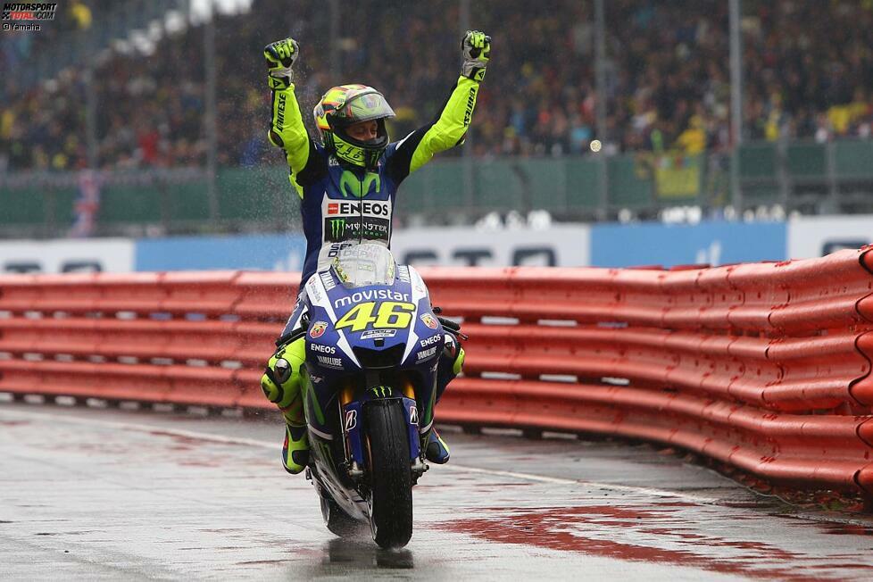 Vierter Saisonsieg und WM-Führung zurückerobert: Valentino Rossi triumphiert im verregneten Silverstone, während hinter dem Publikumsliebling einige Überraschungen passieren...