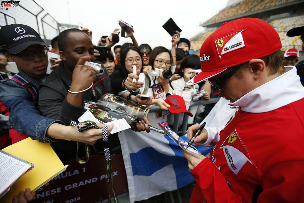 #9: China. Im Reich der Mitte mag der eine oder andere Formel-1-Fan sein, es verstecken sich aber gefühlte 80 Prozent der Kimi-Räikkönen-Fans in China. Ohne Personenschutz schafft es der Finne nicht einmal von der Box in die Hospitality, weshalb es 2013 mehr als sechs Lotus-Mitarbeiter und einen Gabelstapler brauchte, um ihn gesund von der Strecke ins Hotel zu schaffen.