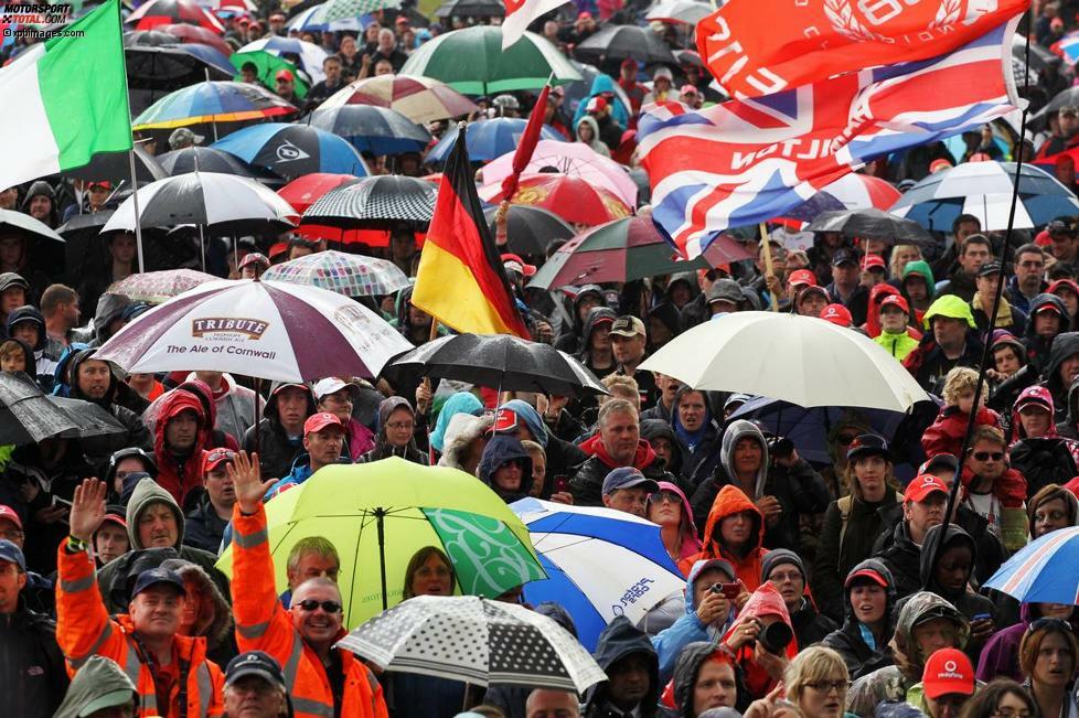 #2: Großbritannien. Camping, Dosenbier und Motorsport. Das hatten wir doch schon einmal, oder? Mit bedingungsloser Solidarität, guter Laune bei jedem Wetter und Union-Jack-Gummistiefeln haben sich die Briten im Mutterland des Motorsports eine beständigere Fankultur als in Deutschland erarbeitet. 