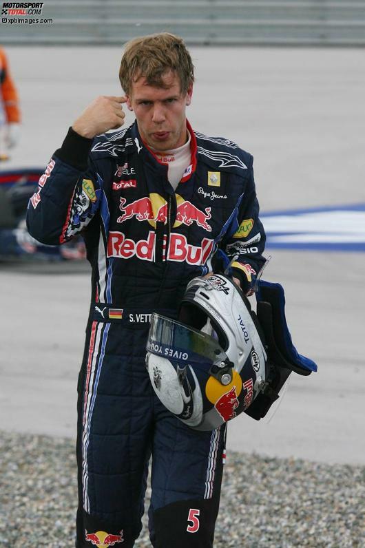 04. Red Bull verleiht Funkspaß: Die Rivalität zwischen Sebastian Vettel und Mark Webber ließ über fünf Jahre lang kaum Raum für Fehl-Interpretationen. Das spiegelte sich nicht selten auch im Funkverkehr wider. Die legendäre Kollision der beiden in der Türkei 2010 kommentierte Vettel Beispielsweise so: 