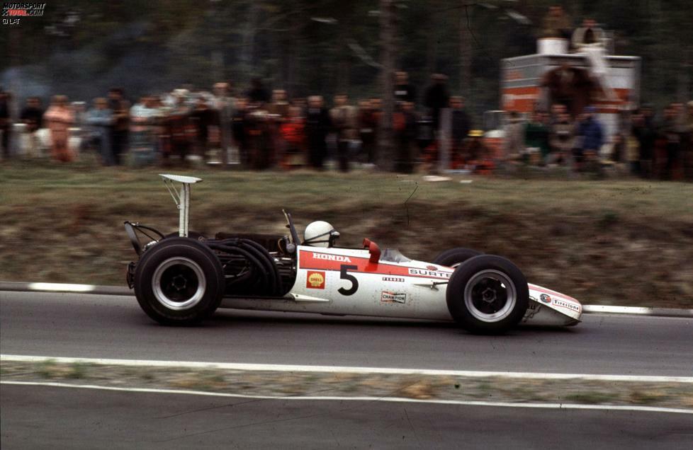1968 verweigert Surtees in Monza den Start im Honda RA302, nachdem der Franzose Jo Schlesser bei sich bei seinem Heim-Grand-Prix überschlägt und im Wagen verbrennt. Bereits im Vorfeld kritisieren die Medien den Wagen als 