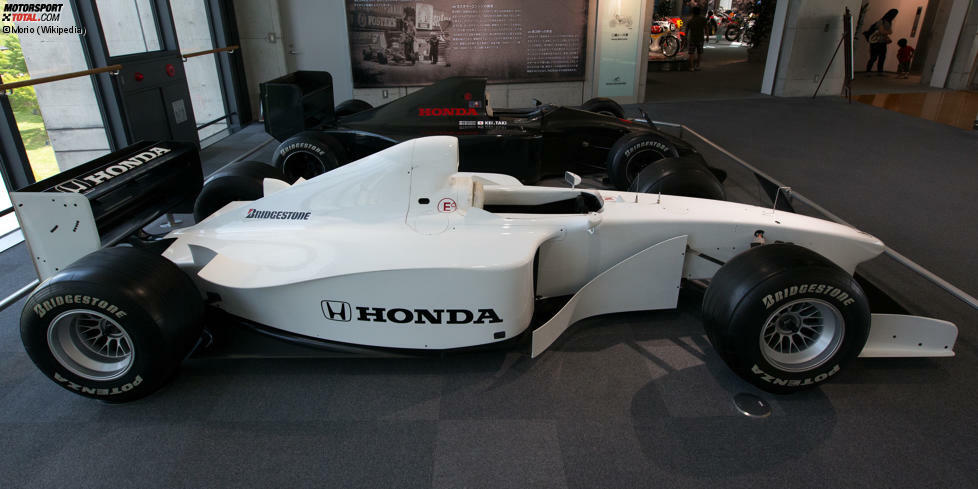 1999 deutet sich die Rückkehr von Honda in die Formel 1 an. In Japan fährt Jos Verstappen einen Testträger, in dem der neue Motor erprobt wird.