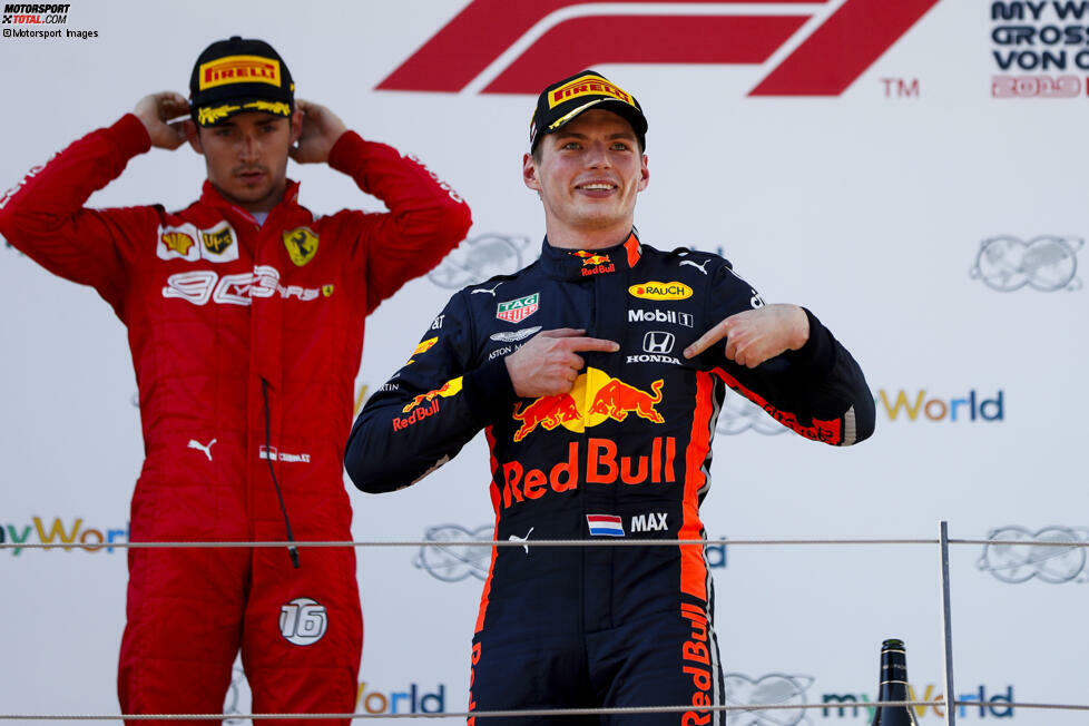 2019 beliefert Honda auch das A-Team der Bullen - und kehrt damit zum ersten Mal seit 2006 auf die oberste Stufe des Siegerpodests zurück! Max Verstappen gewinnt mit Honda-Power ausgerechnet das Red-Bull-Heimspiel in Spielberg. In Hockenheim und Sao Paulo folgen zwei weitere Siege, Verstappen beendet die WM als Dritter.