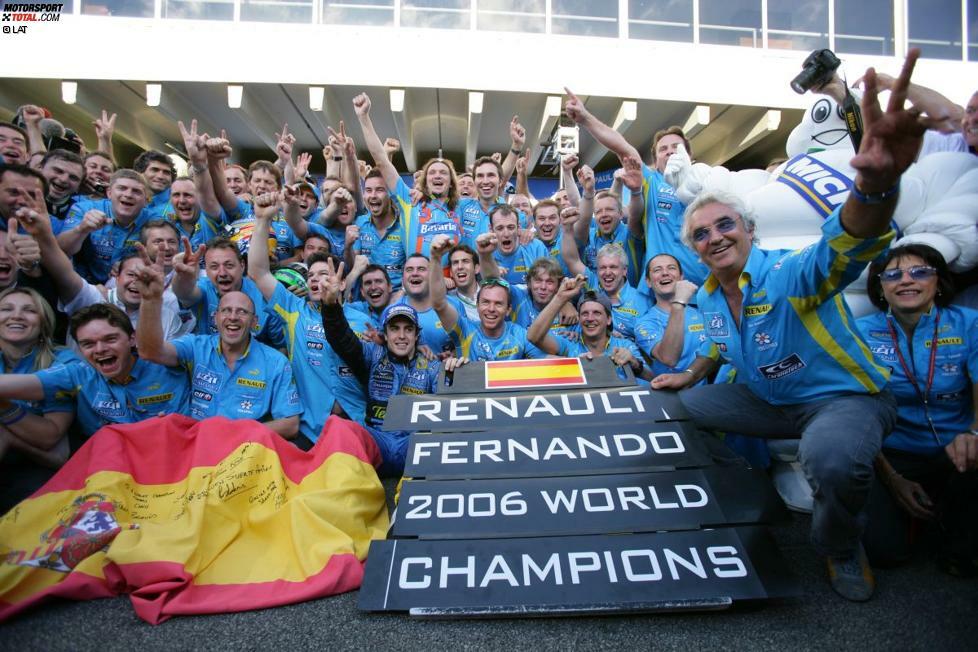 In den Jahren 2005 und 2006 sind Alonso und Renault das Maß der Formel-1-Dinge. In beiden Jahren feiert man sowohl den Fahrer- als auch den Konstrukteurstitel. Den Fahrertitel bringt Alonso jeweils beim Grand Prix von Brasilien in Sao Paulo unter Dach und Fach.