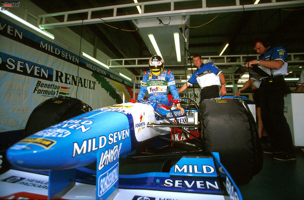 ...sorgte die Leistung für Aufsehen, und Benetton-Teamchef Flavio Briatore verpflichtet den technikversierten Youngster als Testpilot. Ein Glücksfall, denn als Landsmann Gerhard Berger 1997 wegen einer Kieferhölenentzündung in Montreal aussetzen muss, ...