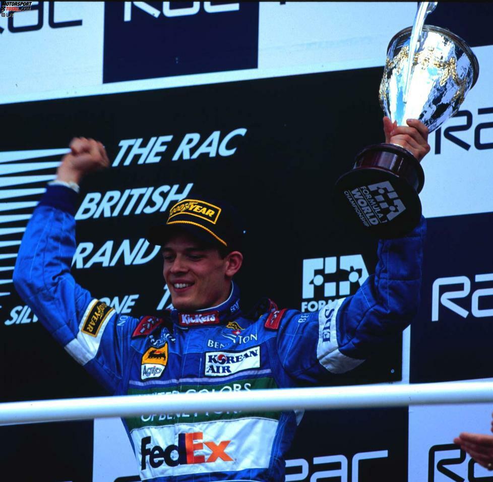 ...im Sturm! Im erst dritten Grand Prix seiner Karriere wird er hinter Jacques Villeneuve und Jean Alesi Dritter und fährt seinen ersten Podestplatz ein. Der Höhenflug...