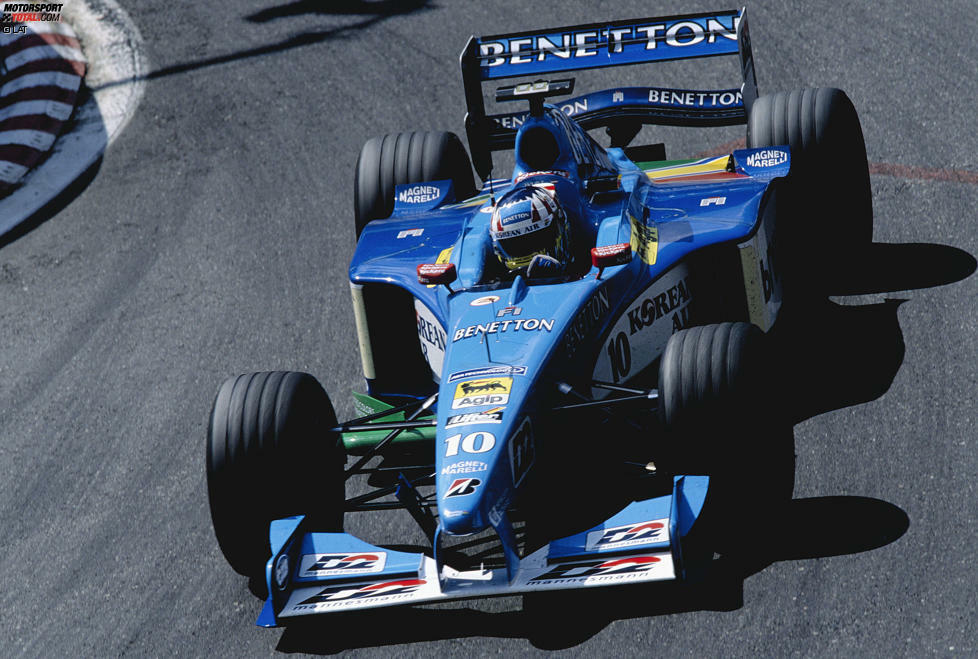 ...sich das Blatt: Der große Wurz leidet unter dem übergewichtigen Benetton mehr als Fisichella, außerdem sind die Bridgestone-Reifen nicht mehr wie Anfang 1998 ein Vorteil. Wurz erlebt eine enttäuschende Saison mit nur drei WM-Punkten. Im Jahr 2000...