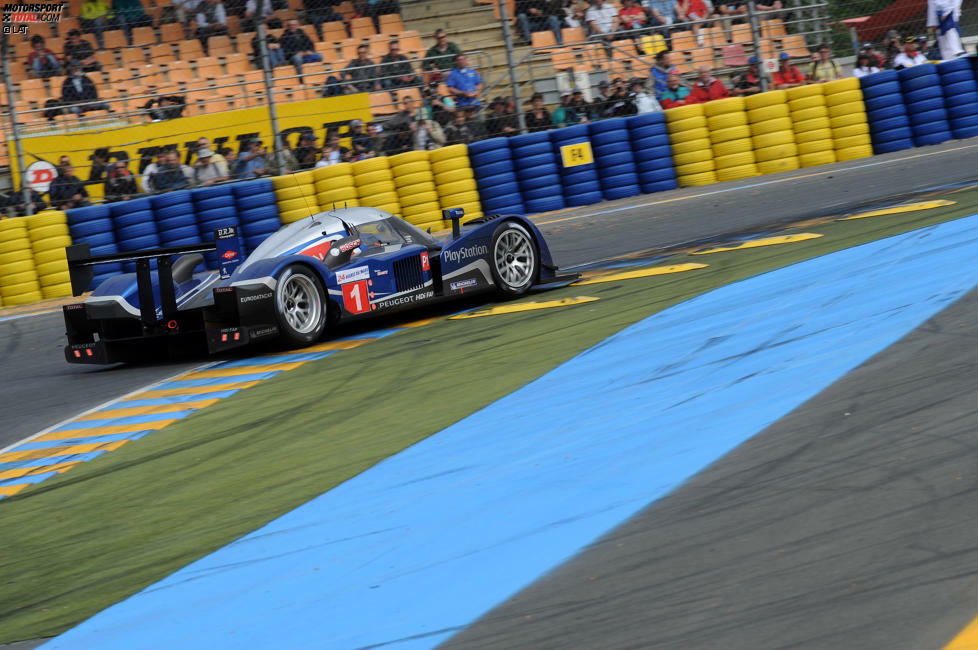 ...gelingt Wurz in Le Mans nicht. Mit der Nummer 1 scheidet er wegen eines technischen Defektes aus, durch die Siege in Sebring und beim Petit Le Mans gewinnt er aber die drei großen Sportwagen-Klassiker. Peugeot zieht sich Ende 2011 aus Le Mans zurück und Wurz...