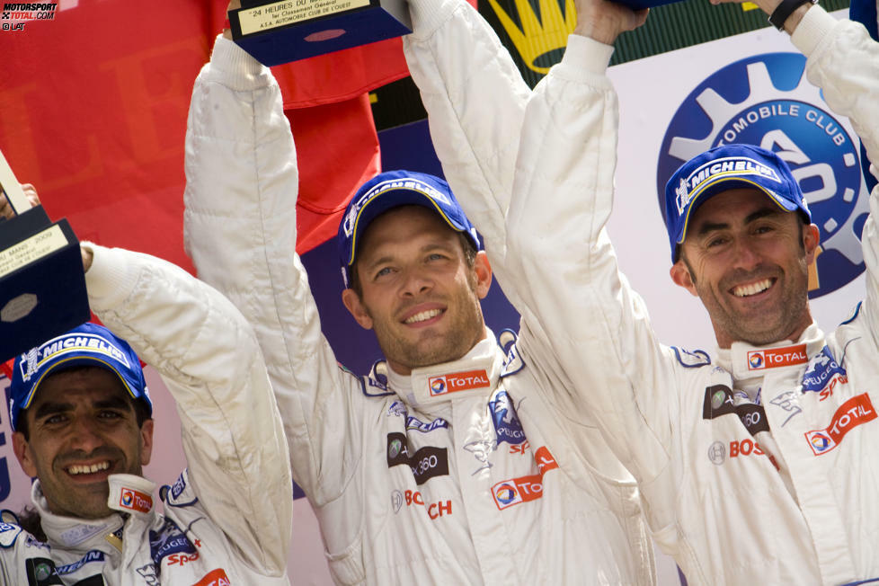 ...zweiter Sieg in Le Mans. Anders als 1996 bangt er aber bis zur Zielflagge um den Triumph, denn im Verfolger-Peugeot sitzen mit Montagny, Bourdais und Sarrazin drei Franzosen. Die Angst vor einer Peugeot-Stallregie erfüllte sich nicht. Die Titelverteidigung...