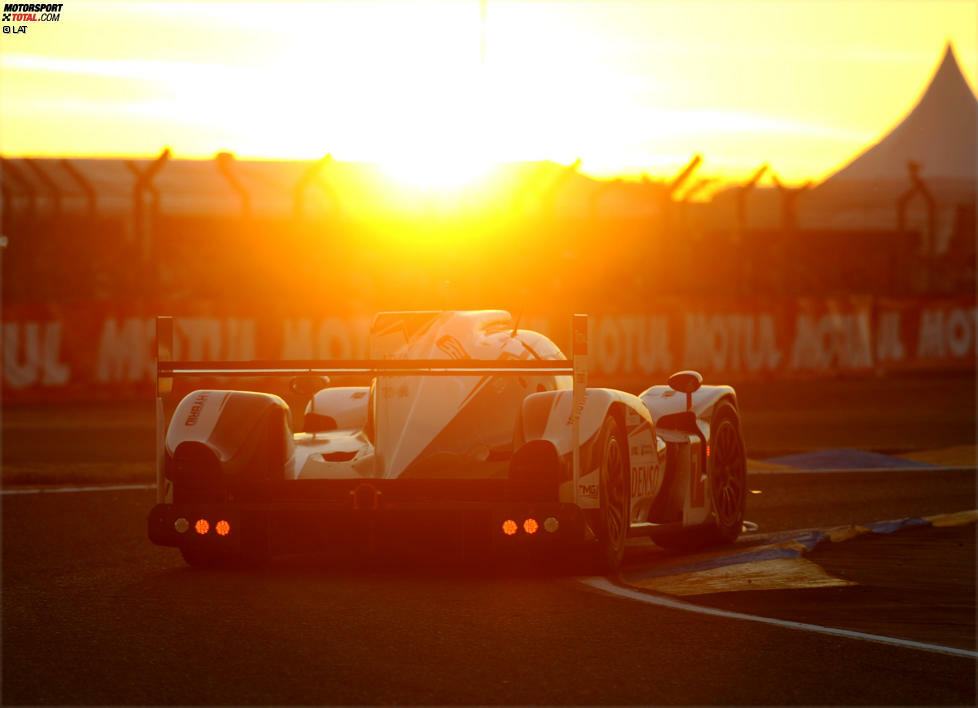 ...in die Nacht. Doch in den frühen Morgenstunden platzt der Traum vom dritten Le-Mans-Sieg: Teampartner Kazuki Nakajima rollt mit einem Sensordefekt aus. Wurz ist am Boden zerstört. Die Enttäuschung sollte später den Ausschlag für den Rücktritt geben. Dennoch ist...