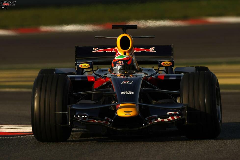 Der mittlerweile Ex-Pilot Karun Chandhok ließ sich seine früheren Helme von einem Nachbar entwerfen. Als er sich zwischen 2007 und 2009 im Red-Bull-Programm (hier beim Formel-1-Test 2007 in Spanien) befand, wurde der Kopfschutz dem Kader-Stil angepasst. Nachdem Chandhok aus dem Red-Bull-Programm ausschied...