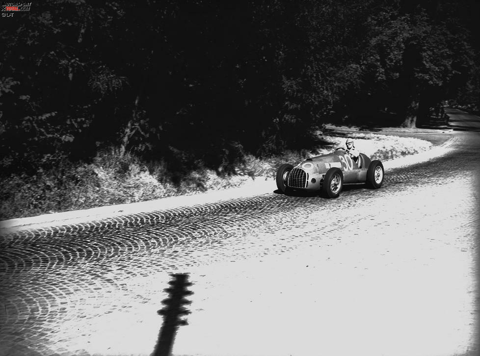 1949 erfolgte dann die Wiedervereinigung mit seinem ersten Teamchef Enzo Ferrari, der die Freunde Ascari und Villoresi gemeinsam unter Vertrag nahm. Auf diesem Foto aus diesem Jahr führt Ascari auf einem Ferrari 125 den Grand Prix der Schweiz in Bremgarten an.