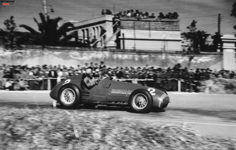 1951 gelang Ascari dann der Durchbruch. Zwar war der erste Ferrari-Sieg in der Formel 1 seinem Teamkollegen Jose Froilan Gonzalez vorbehalten, doch mit zwei Siegen bei den Grand Prix auf dem Nürburgring und in Spanien sowie der Vize-Weltmeisterschaft hinter Juan Manuel Fangio (Maserati) hatte sich Ascari als Spitzenfahrer in der Formel 1 etabliert.