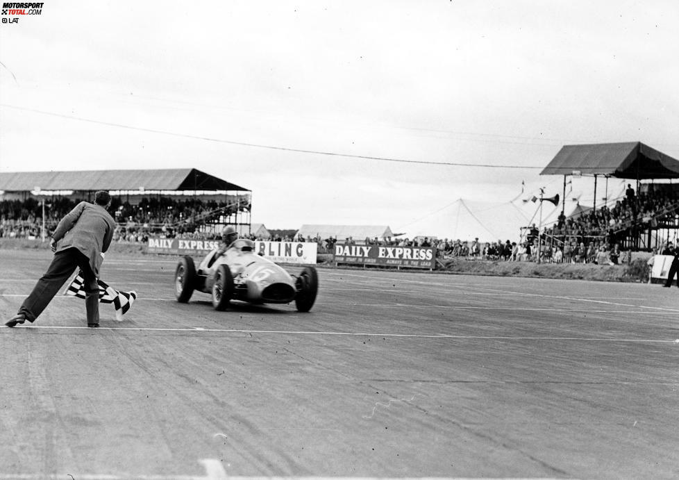 Das Jahr 1952 wurde dann für Ascari zu einem wahren Triumphzug. Nachdem er beim Saisonauftakt in der Schweiz nicht angetreten und beim damals zur Formel-1-WM zählenden Indianapolis 500 ausgefallen war, gewann Ascari die übrigen sechs Grands Prix dieser Saison und wurde Weltmeister. Darüber hinaus gewann er noch fünf Grands Prix, die nicht zur WM zählten.