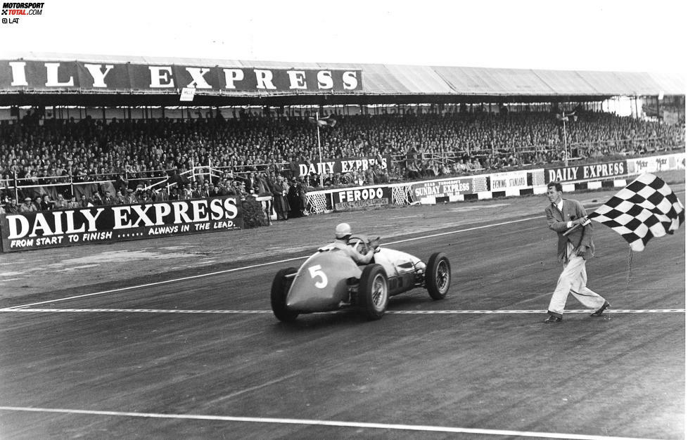 1953 ging Ascaris Siegeszug weiter. Mit fünf Siegen aus neun Rennen verteidigte er seinen Titel und wurde damit als erster Fahrer zum zweiten Mal Weltmeister in der Formel 1. Dabei setzte Ascari auch abseits der Strecke Maßstäbe, denn er war der erste Fahrer, der regelmäßiges körperliches Training betrieb.