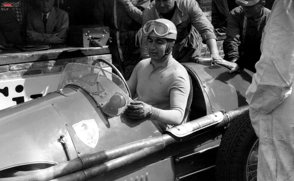 Vier Tage später, am 26. Mai 1955 hatte Ascari dann weniger Glück. Bei privaten Testfahrten in Monza stieg er außerplanmäßig und entgegen seiner Gewohnheit nicht mit seinem eigenen Rennhelm in einen Ferrari 750 seines Freundes Eugenio Castellotti. In der dritten Runde überschlug sich Ascari in der Curva del Vialone mehrfach und zog sich dabei schwere Verletzungen zu, an denen er noch an der Rennstrecke verstarb. Wie sein Vater Antonio wurde auch Alberto Ascari nur 36 Jahre alt.
