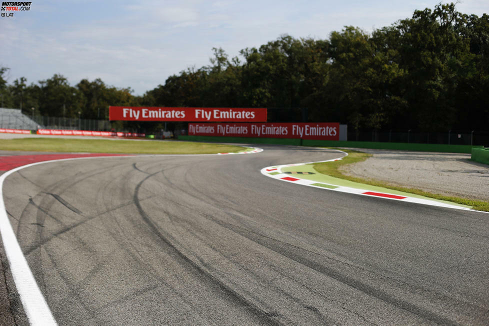 Doch sein Name ist aus der Geschichte der Formel 1 nicht mehr wegzudenken und wird alljährlich in Ehren gehalten. Denn in der Kurve von Monza, in der Ascari verunglückt war, wurde später eine Schikane errichtet, die bis heute seinen Namen trägt.