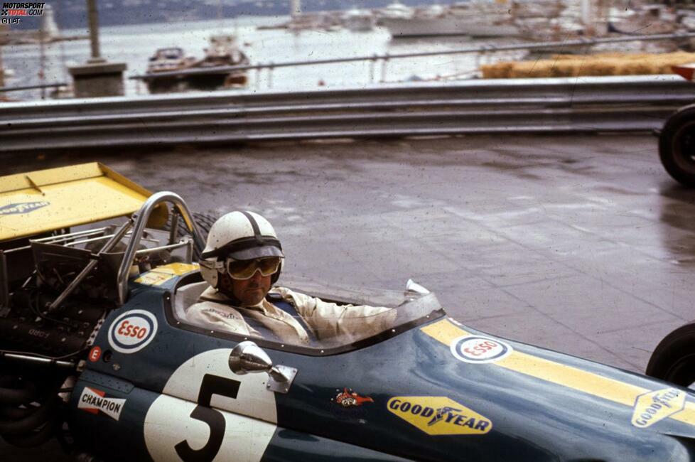 10. Mai 1970, Grand Prix von Monaco in Monte Carlo: Nach anfänglicher Führung für Jackie Stewart (March) liegt Jack Brabham mit dem BT33 seines eigenen Teams klar auf Siegkurs. Der Australier sammelt im 80-Runden-Rennen 52 Führungsrunden an und muss nur noch einmal die Gasometer-Kurve - im damaligen Monaco-Layout die 180-Grad-Kurve vor Start/Ziel - nehmen. Dies aber misslingt ihm. Statt rechts in Richtung Karierter Flagge abzubiegen, rutscht Brabham geradeaus in die Strohballen. Verfolger Jochen Rindt (Lotus) lässt sich nicht zweimal bitten und staubt den Sieg im Fürstentum ab.