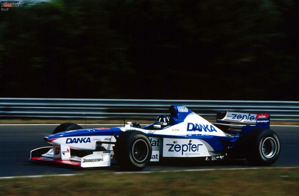 10. August 1997, Grand Prix von Ungarn auf dem Hungaroring: Mit dem unterlegenen Arrows-Yamaha A18 übernimmt Damon Hill in der 30. von 77 Runden die Führung und fährt einem Sensationssieg entgegen. In der Schlussphase aber macht dem im Jahr zuvor auf Williams Weltmeister gewordenen Briten die Hydraulik seines Boliden zu schaffen. Jacques Villeneuve (Williams) überholt den wehrlosen Hill ausgangs Kurve 3 der letzten Runde halb auf der Strecke, halb im Dreck. Was der einzige Sieg in der Geschichte des Arrows-Teams gewesen wäre, wird so 