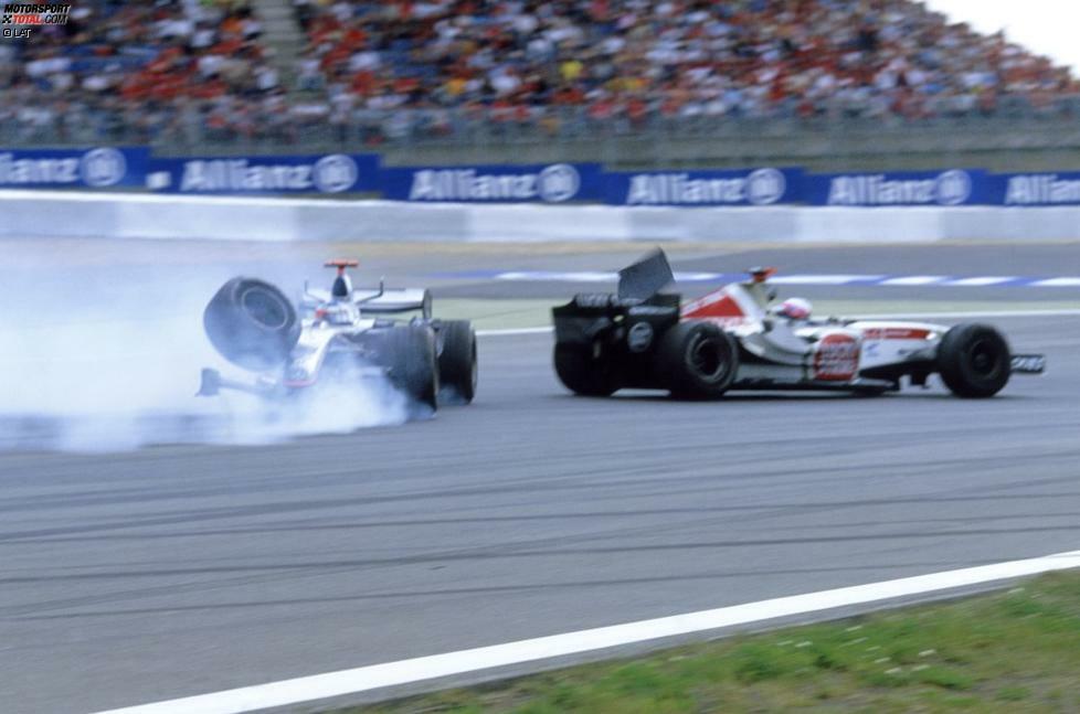 29. Mai 2005, Grand Prix von Europa auf dem Nürburgring: Kimi Räikkönen (McLaren) hat das 59-Runden-Rennen mit 48 Führungsrunden komplett im Griff. Bei einem Überrundungsmanöver kurz vor Schluss zieht sich der Finne einen Bremsplatten zu, fährt auf Anweisung des Teams aber trotz starker Vibrationen weiter - bis ihm eingangs der letzten Runde die Vorderradaufhängung bricht. Fernando Alonso (Renault) erbt den Sieg.