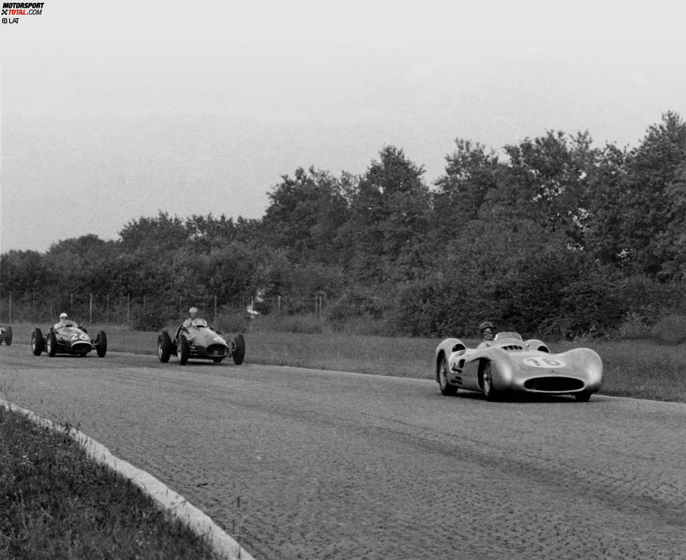 Unvergessen sind Fangios Jahre im Mercedes mit der charakteristischen Stromlinien-Verkleidung. Diese ist vor allem auf schnellen Strecken wie Monza ein Vorteil, und ermöglicht Fangio 1954 seinen zweiten Sieg beim Italien-Grand-Prix.