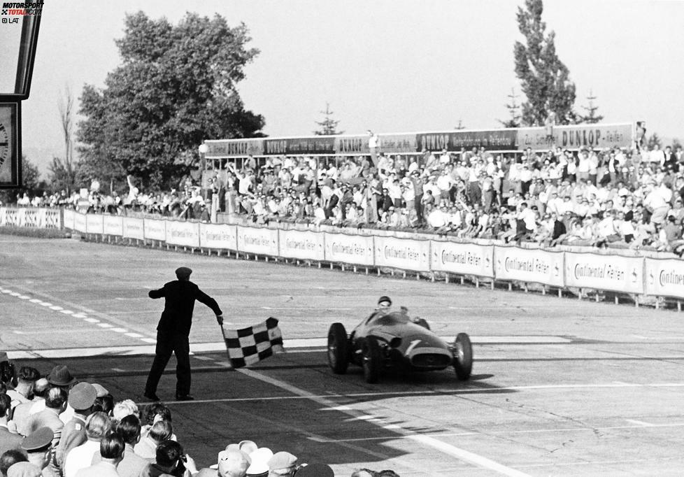 Deutschland-Grand-Prix 1957: Mit der laut eigener Aussage besten Fahrt seines Lebens gewinnt Fangio das Rennen auf der Nordschleife. Es sollte sein letzter Sieg in der Formel 1 und sein letzter Triumph in Europa sein.