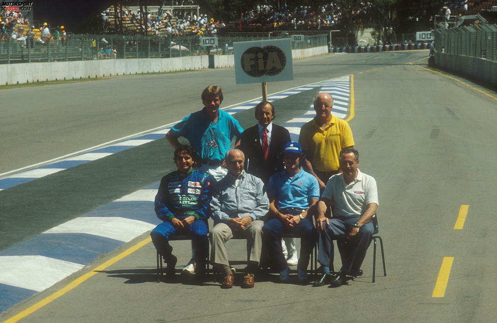 Gruppenfoto der Weltmeister beim Australien-Grand-Prix 1990. Nicht weniger als 18 WM-Titel sind zu diesem Zeitpunkt auf dem Bild vereinigt. Von links, hinten: James Hunt, Jackie Stewart und Dennis Hulme. Vorne: Nelson Piquet, Juan Manuel Fangio, Ayrton Senna und Jack Brabham.