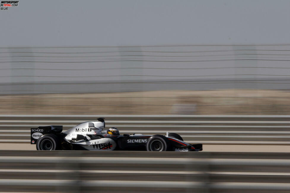 Der offizielle Rundenrekord auf dem Bahrain International Circuit steht bei 1:31.447 Minuten und wurde 2005 von Pedro de la Rosa im McLaren gefahren. Das ist mehr als eine Sekunde langsamer als die schnellste Rundenzeit beim Bahrain-Grand-Prix 2004, die in 1:30.252 Minuten von Michael Schumacher (Ferrari) gefahren wurde. Der Unterschied erklärt sich durch eine Umgestaltung von Kurve 4, wodurch sich die Rennlinie verändert hatte.