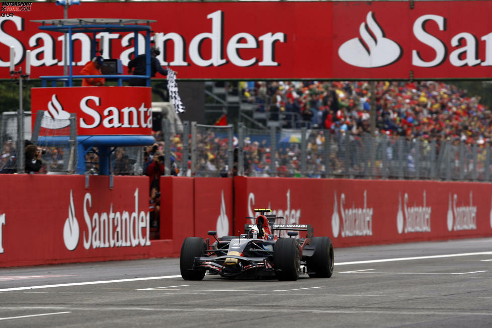 Platz 4: Toro Rosso: 20 Jahre lang war das Team unter dem Namen Minardi großen Erfolgen in der Formel 1 hinterher gefahren, und auch nach der Umwandlung zum Junior-Team von Red Bull änderte sich daran zunächst nichts. Bis zum Grand Prix von Italien 2008.