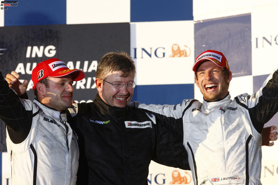 Dank eines genialen technischen Konzept wurde aus dem Hinterbänklerteam der dominierende Rennstall der Saison 2009. Mit sechs Siegen in den ersten sieben Saisonrennen legte der fast schon als ewiges Talent abgestempelte Jenson Button den Grundstein zum WM-Titel.