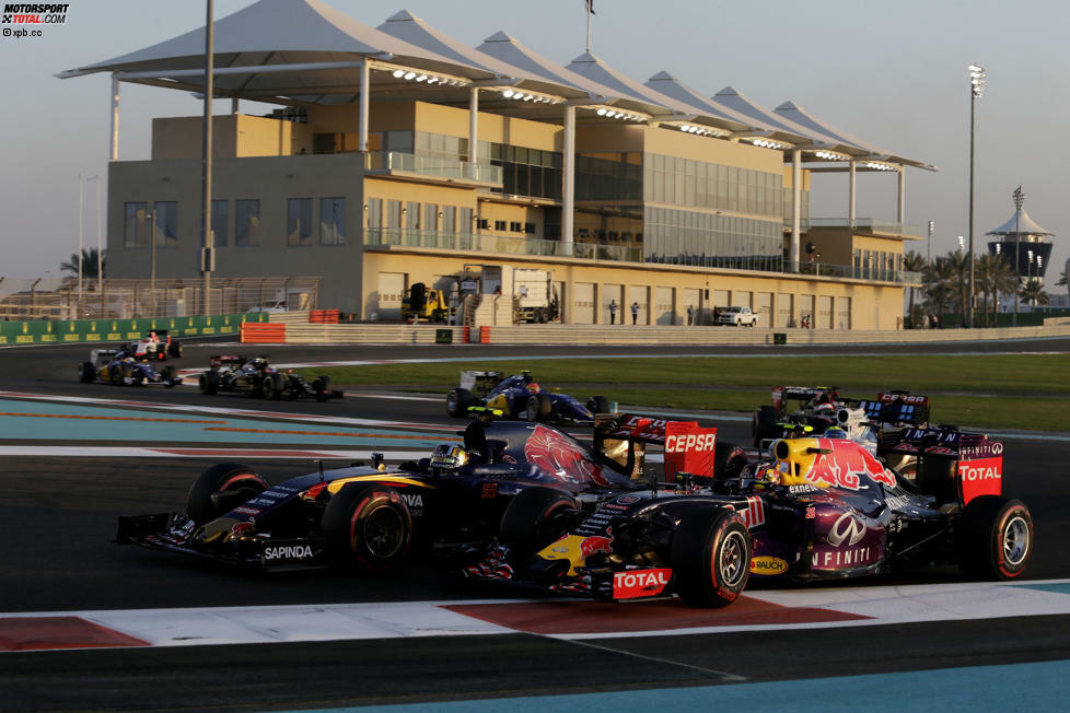 Man schenkt sich nichts in der Red-Bull-Familie: Beim Duell zwischen Carlos Sainz (Toro Rosso) und Daniil Kwjat (Red Bull) muss letzterer sogar von der Strecke, um eine Kollision zu vermeiden. Dabei geht's nur um den siebten Platz, und das in der ersten von 55 Runden!