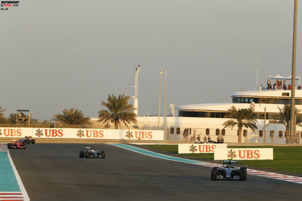 Trotz PS-Manko gegenüber Hamilton (Motor am Ende seiner Lebensdauer und daher leistungsgedrosselt) drückt Rosberg dem Grand Prix seinen Stempel auf: Nach einer Runde hat er 1,4, nach neun Runden schon 5,5 Sekunden Vorsprung. Dahinter setzt sich auch Räikkönen sukzessive von Perez ab.