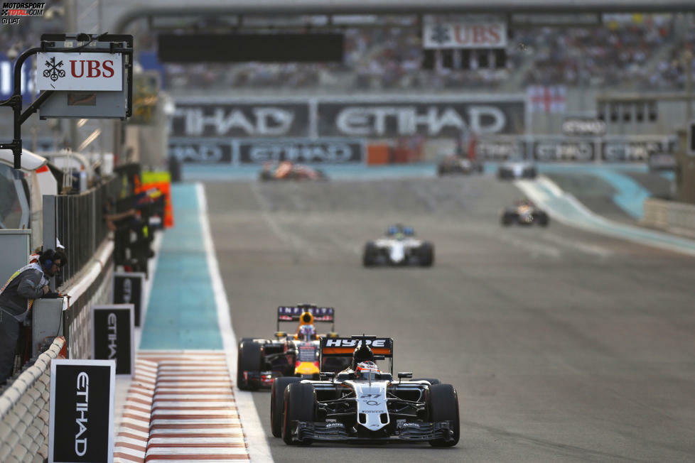 Fast zu wenig Gegenwehr leistet Nico Hülkenberg (Force India), der am Start noch zwei Positionen gewonnen hat, im Kampf um Platz sechs gegen Daniel Ricciardo (Red Bull). Am Ende wird's trotz starken Untersteuerns besonders in den ersten beiden Stints ein ordentlicher, aber nicht überragender siebter Platz für den Le-Mans-Sieger.