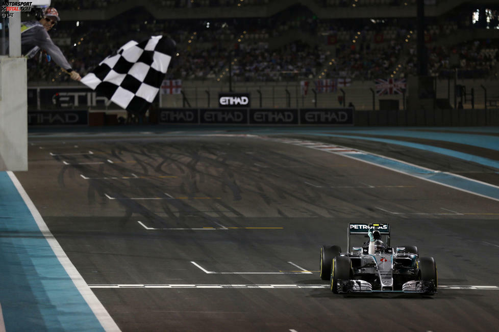 Vorentscheidung im Grand Prix: Rosberg kommt in der 31. Runde zum letzten Boxenstopp - aber Hamilton bleibt noch zehn Runden länger draußen. Sein Vorsprung schmilzt in dieser Phase von 20,6 auf 8,4 Sekunden. Kurzzeitig überlegt Hamilton, sich den letzten Stopp komplett zu sparen und durchzufahren, aber das wird vom Mercedes-Kommandostand unterbunden: 