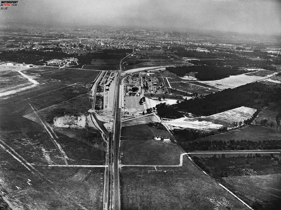 1957 tauchte der Name AC erstmals auf der Nennliste von Le Mans auf. Das Unternehmen hatte einen AC Bristol an den Start gebracht. Ken Rudd und Peter Bolton brachten den Wagen bestens über die Distanz und feierten sogleich Rang zwei in der Klasse bis zwei Liter Hubraum.