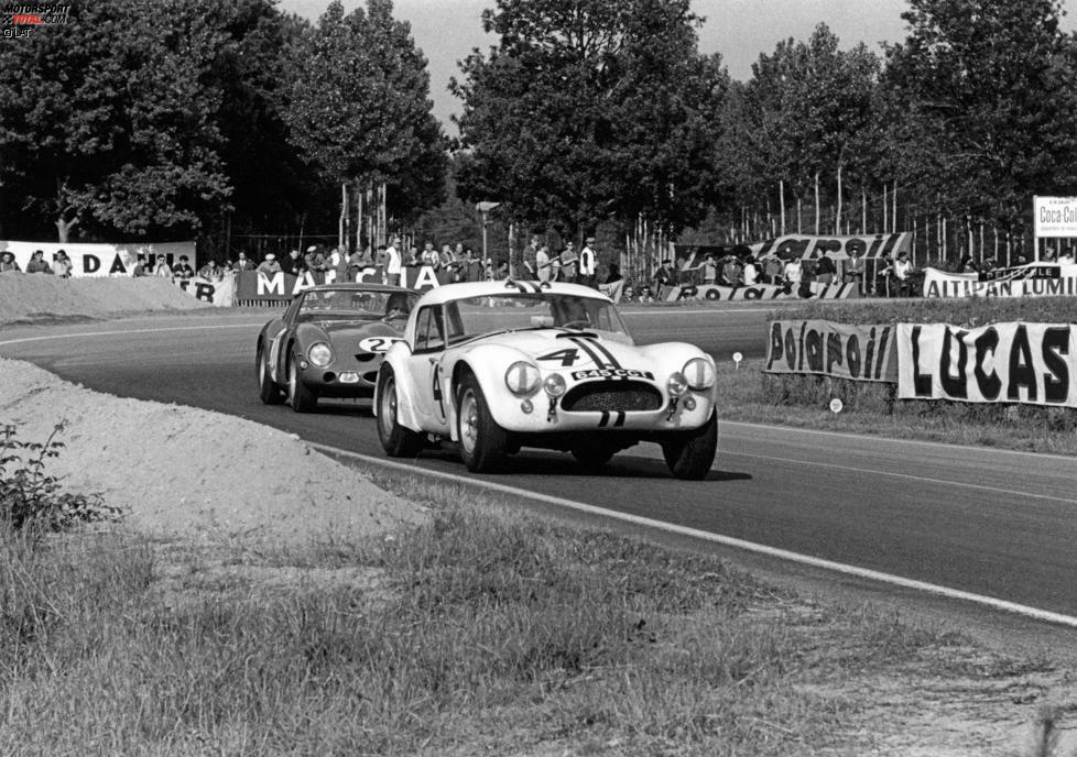 Mit Teamchef Stirling Moss und einem V8-Motor von Ford feierte die AC Cobra 1963 ihre Rennpremiere in Le Mans. Ed Hugus und Peter Jopp (Foto) schieden aus, aber...