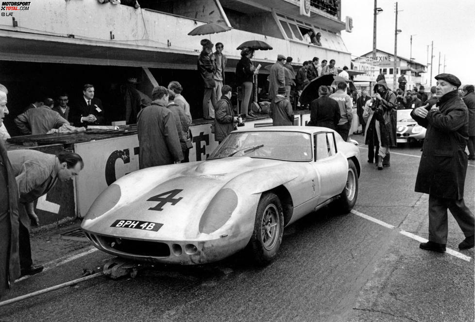 1964 kam die Cobra in ganz neuer Optik nach Le Mans. Jack Sears und Peter Bolton (Foto) schieden durch einen schlimmen Unfall (drei Tote Zuschauer) aus, aber...